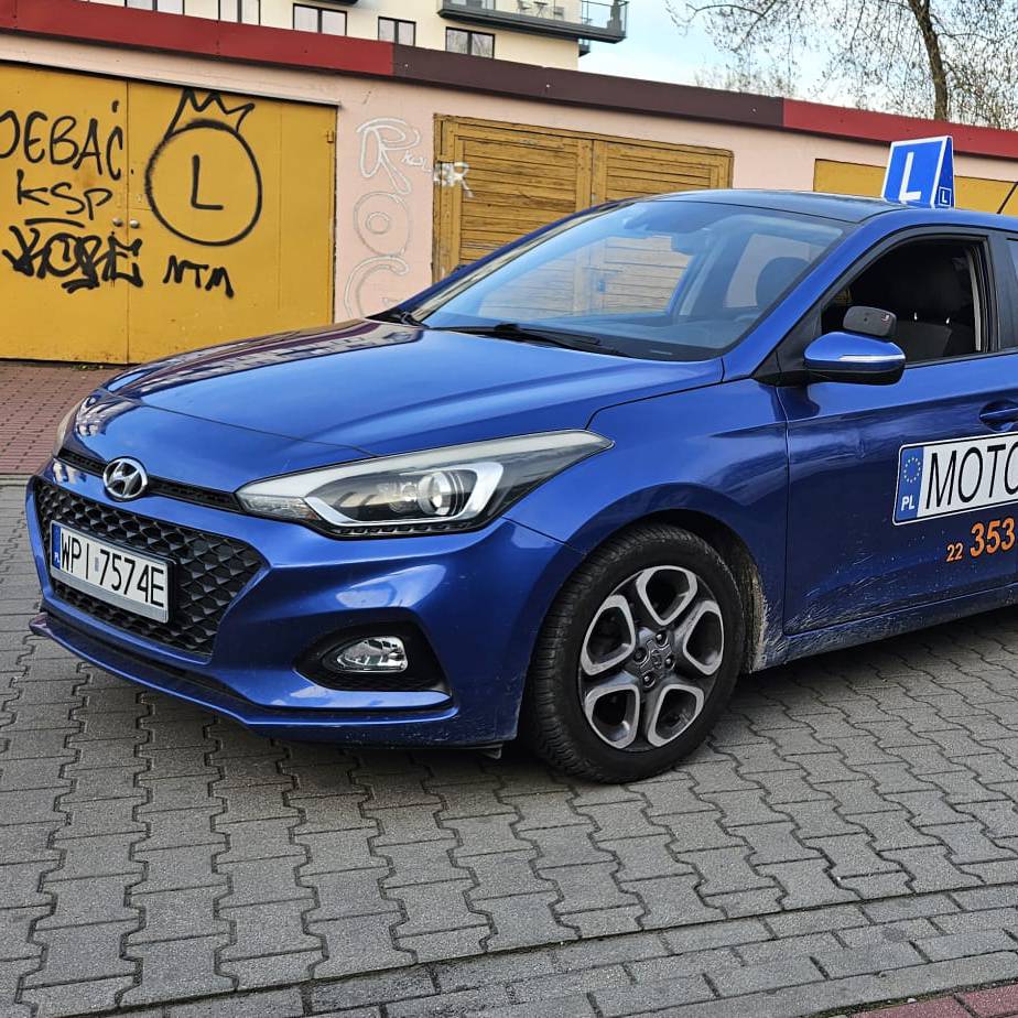 Samochód z floty ośrodka szkolenia kierowców motokurs z Warszawkiego mokotowa