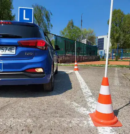 Samochód na kopercie na placu manewrowym podczas jazd doszkalających